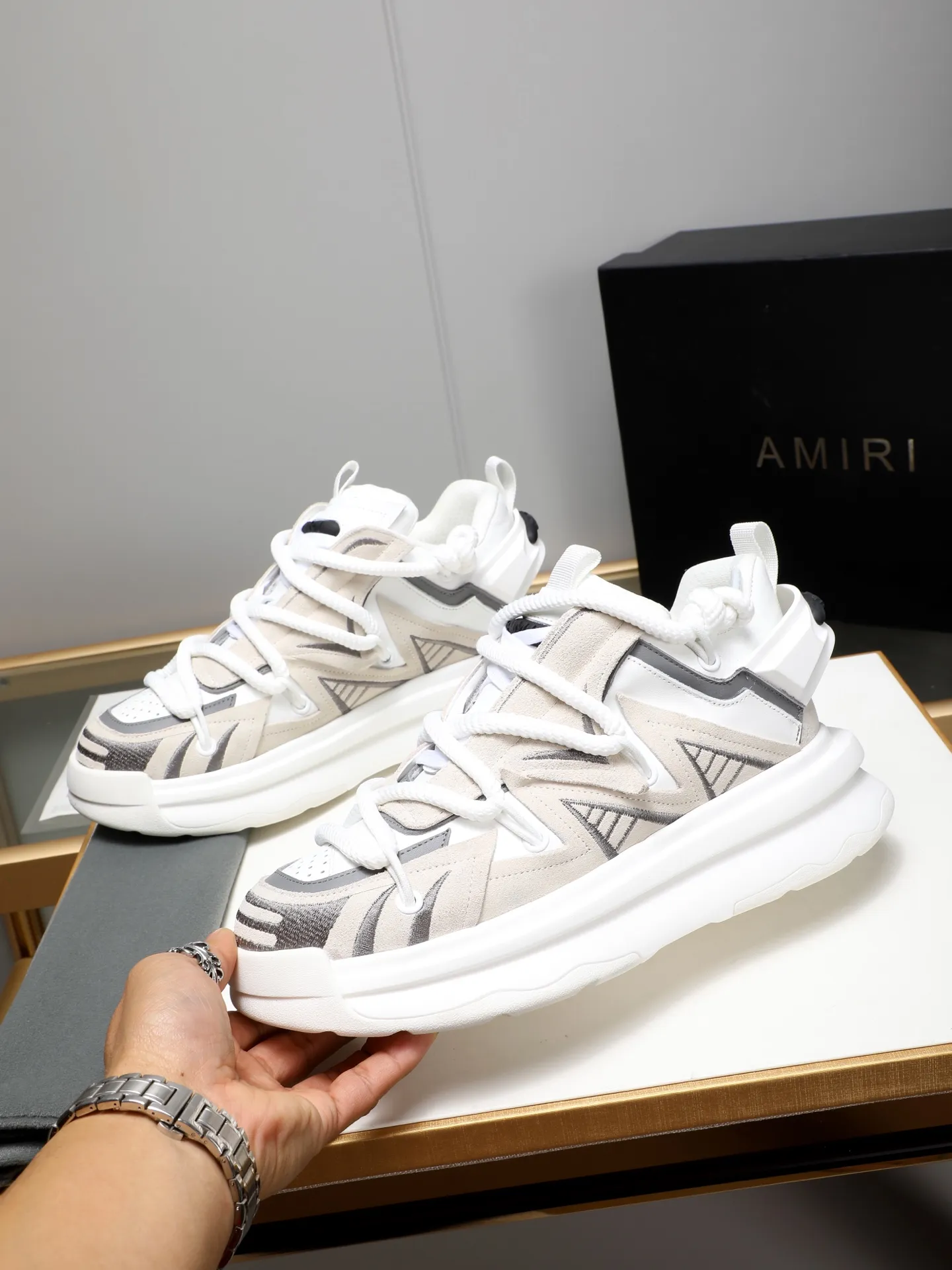 Men's men's shoes💰600 [AMIRI～AMIRI] 2025 spring and summer series new casual shoes🆕The large tongue on the upper and the cross shoe string design are very special! Made of cowhide➕multiple materials spliced➕in breathable mesh, thickened and oversized foam-resistant outsole, it will look good on whoever wears it! The appearance is responsible, the feet are retro and handsome! Size:39-44 (38, 45, 46 customized)